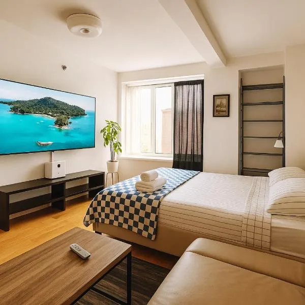 Modern Studio with Private Bathroom and Kitchen, hotel di New York