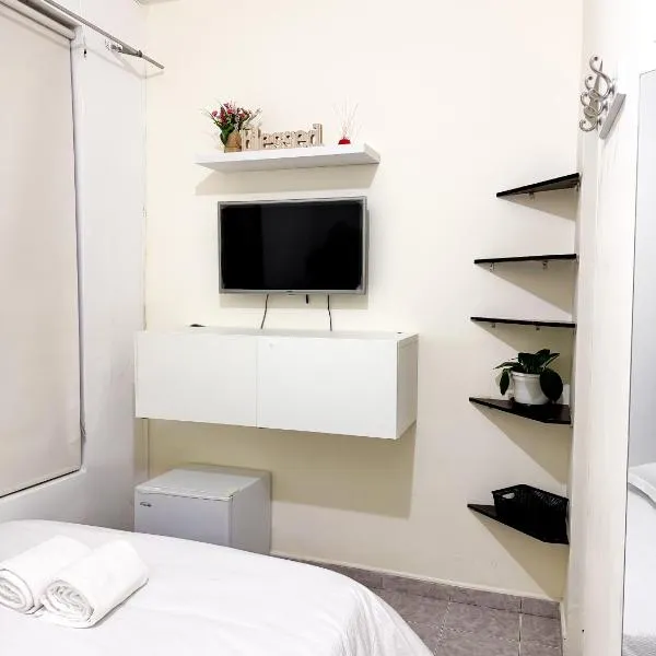 Habitación doble con entrada independiente y baño privado, hotel in Bogota