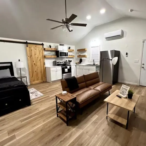 Brand New Bungalow with Amenities, hotell i Tulsa