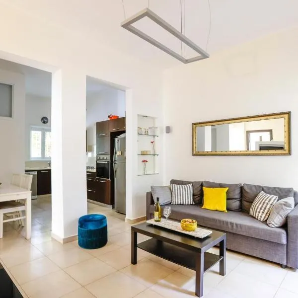 Spacious 2BR Apartment with 2 Bathrooms, Living Room & Kitchen - Prime LocationNear ddizengoff st, hotel em Tel Aviv