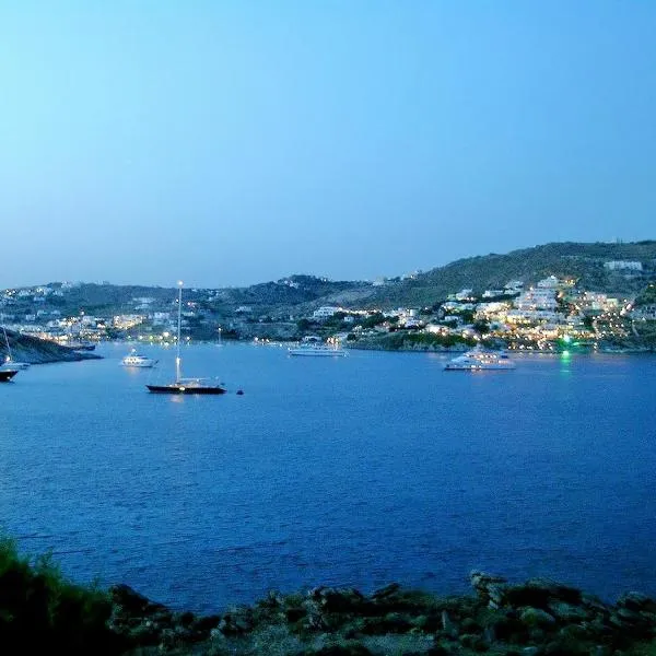 Mykonos Waterfront House walk to Private Beach, hotell sihtkohas Ornos