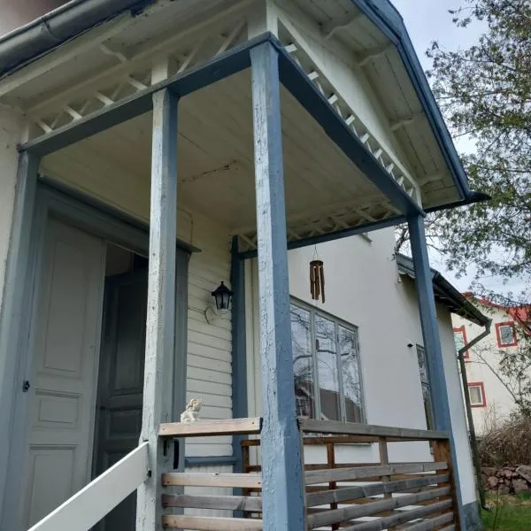Ferienhaus in Seenähe mit Boot, hôtel à Kristdala