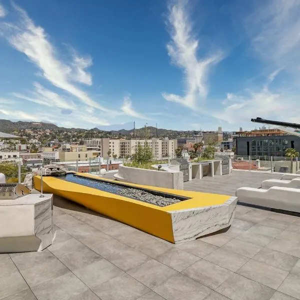 Modern Hollywood Walk of Fame Apts- Free Parking, 360 Rooftop, Pool, Gym- Centrally located, hotel in Los Angeles