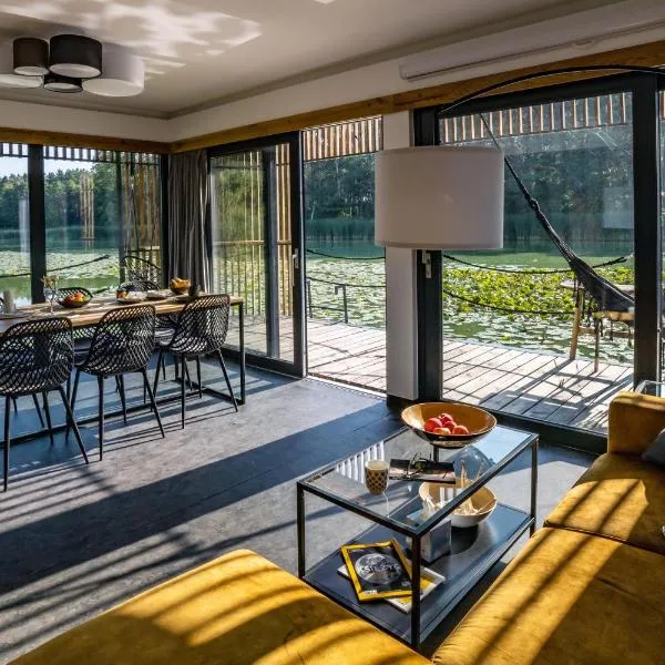 Water Hideout - Floating Villas in Wild Nature，Nowawieś Zbąska的飯店