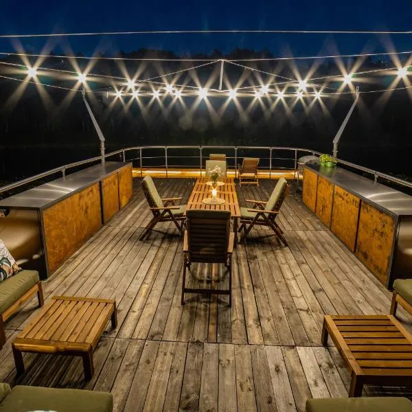 Water Hideout - Floating Villas in Wild Nature, hotel a Nowawieś Zbąska