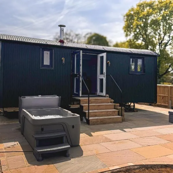 Brambles, Shepherds Hut, Isle of Wight, hotel in Godshill