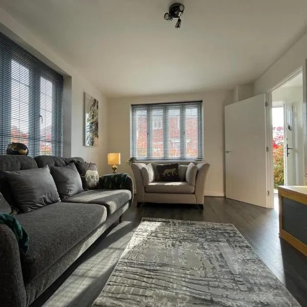 Kale Drive House Long Stays Welcome Free Parking, Sleeps 6, hotel in Down Hatherley