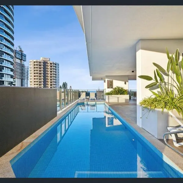 Sun-Kissed Coastal Comfort Pool,Gym,Beach,BBQ, hotel in Gold Coast