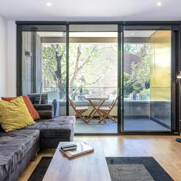Cosmo Stays- Designer Apartment Fabulous Location, hotel in Melbourne