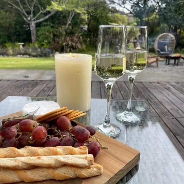 Willow & Waves- Huge outdoor space & Full kitchen, hotel in Hector