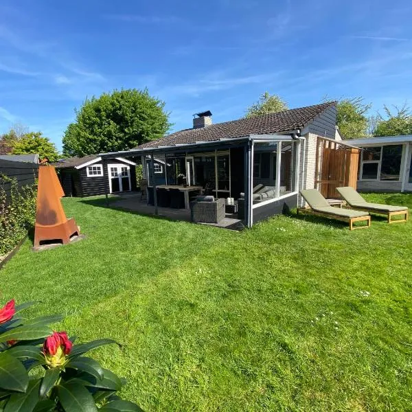 Bungalow near beach with large private garden - not for companies、アウウドルプのホテル