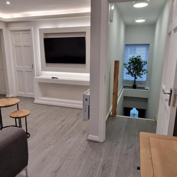 Modern Living apartment, hotel in Balnacart