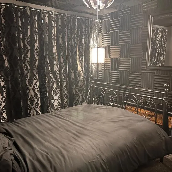 Asmodeus Studio - Kinky adult only stay, hotel in Gloucester