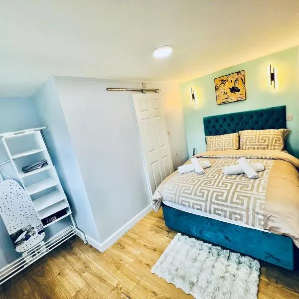 Luxe 1B Chalet, HotTub, free parking Nr LTN Airport, L&D Hosp, Whipsnade Zoo, fast trains into Central London, hotel v Lutonu