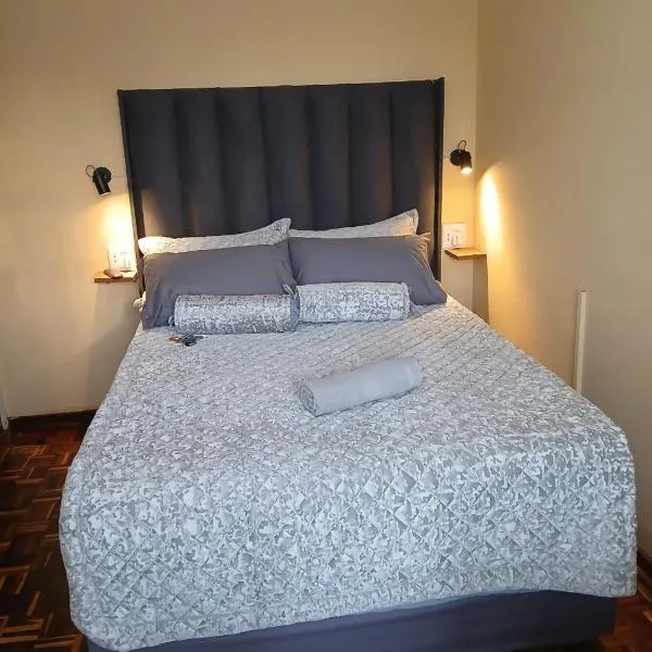 Rest at 54 Gladiator Guesthouse, hotel em Kempton Park