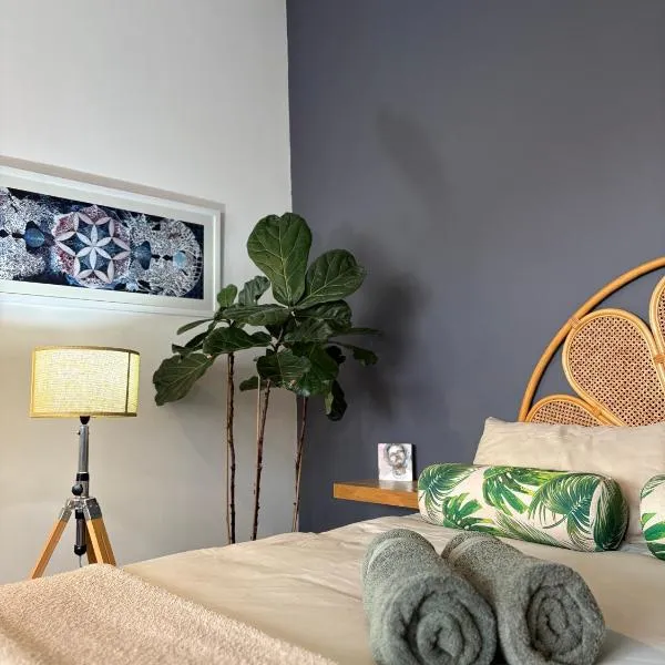 Hermanus Waterfront Studio Apartment , Modern and Cosy with Workspace, hotel v destinaci Hermanus