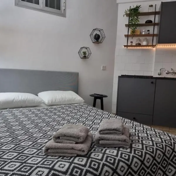 Paradise Garden Sweet Studio，位于利马索尔的酒店