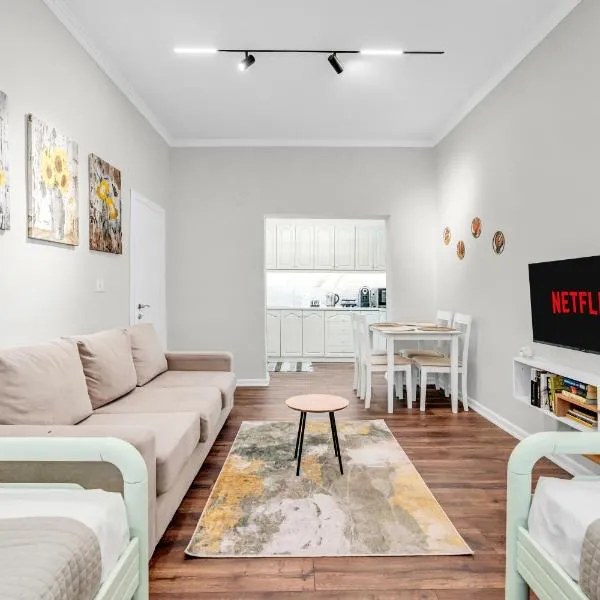 "Olive & Bloom" entire vila with Pool & Private Parking, hotell sihtkohas Berat