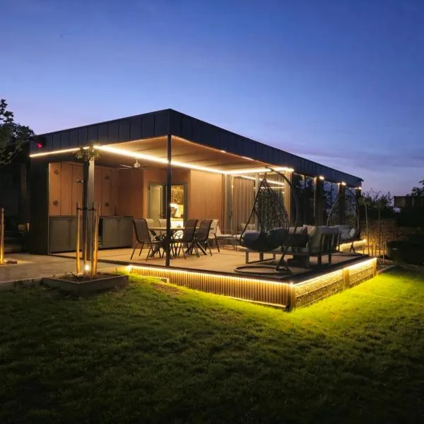 RentiGo Balans House Wellness Container with Sauna and Jacuzzi, hotel v destinaci Petrovaradin