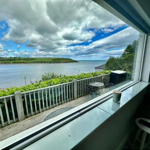 PERIWINKLE COTTAGE, with the most amazing sea view, hôtel à Youghal
