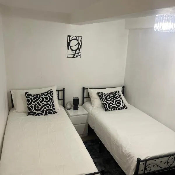 Cozy Two Bedroom Flat 1 Minute from Forest Hill Train Station, hotell sihtkohas Forest Hill