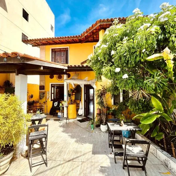 Casa Amarela Hostel & Bistrô - em Pituaçu, hotel en Salvador