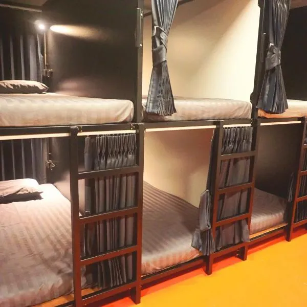 Hash Capsule Hostel Silom Soi 3, hotel v destinaci Bangkok