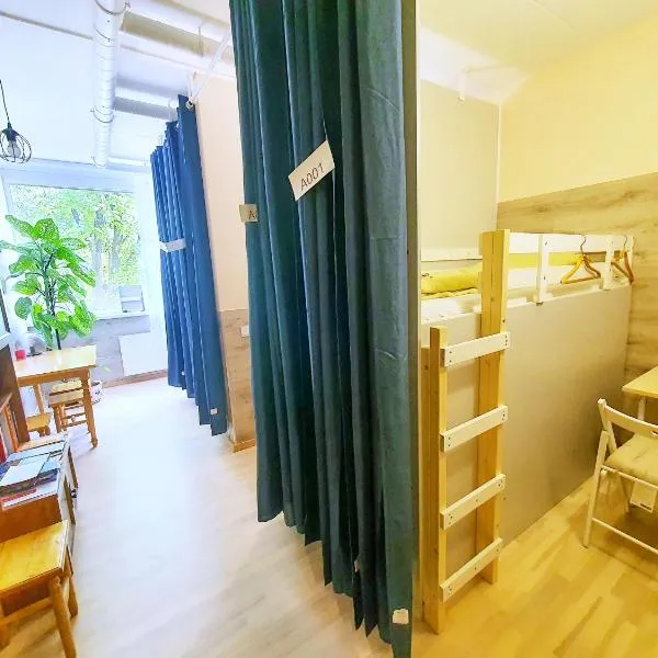 Tokyo Vibes - Private Sleeping Pods Hostel, Self check-in, hotel in Vilnius