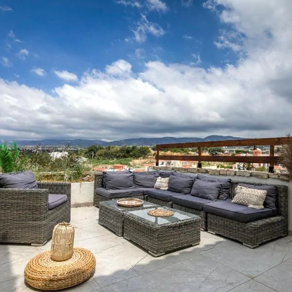 Best sea view BOHO house with a panoramic terrace, 900 m to beach, hotel in Chlorakas