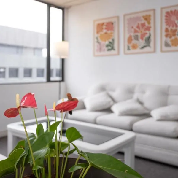 Frente al Swissotel, ideal para trabajo y estudios, hotel em Quito