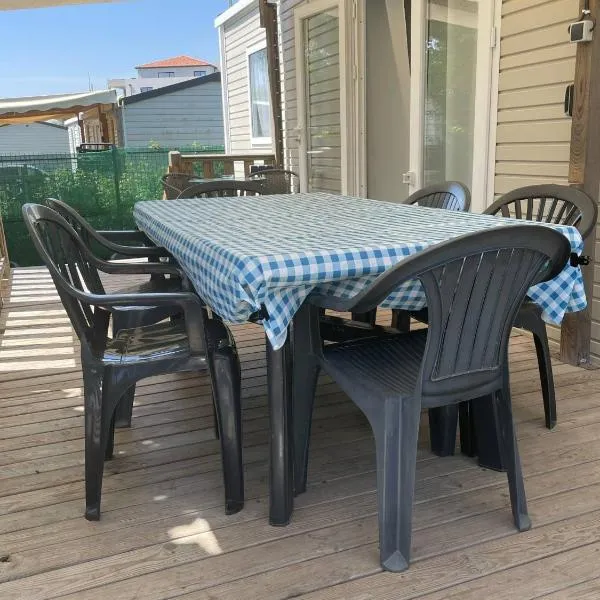 Mobil-home climatisé à Valras Plage dans le camping 4 étoiles les Sables du midi à 800m de la plage, hotel in Sérignan