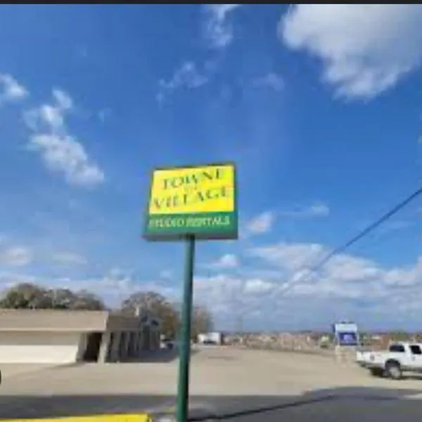 Saint Roberts Town and Village Motel، فندق في سانت روبرت