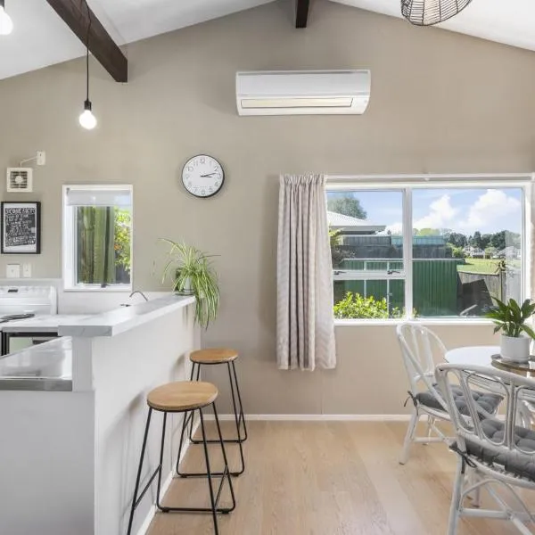 Kaihua Cabin, Modern 3BR With Mt Tauhara Views, hotel in Taupo