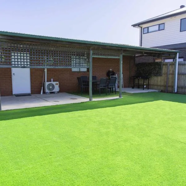 Brand New Backyard Guest House in Werribee CBD, hôtel à Werribee