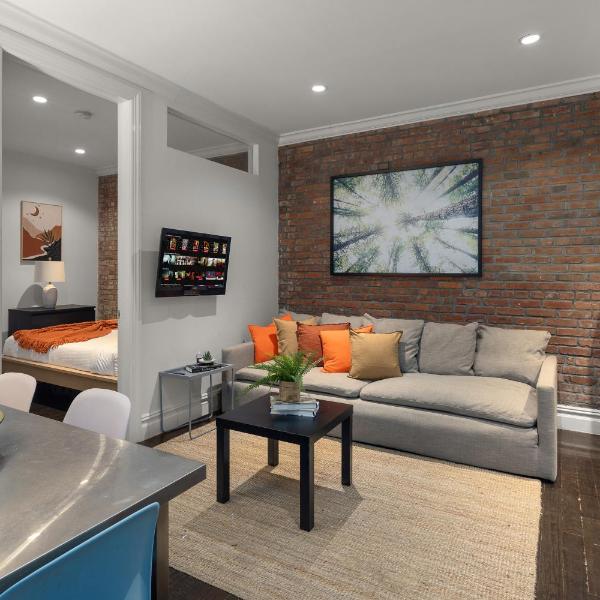 Explore NYC! Cozy 2BR in Prime Location, New York