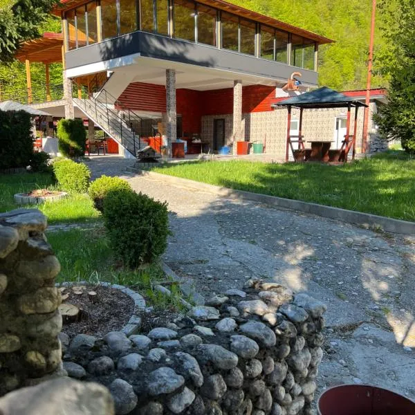 Villa Rugova Camp, hotel in Peje