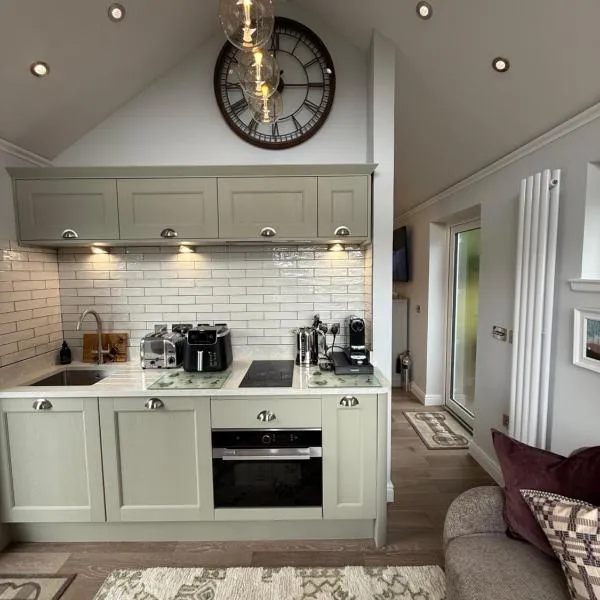 Tumpseys Hideaway with Hot Tub, Glencoe Ballachulish Highlands Near Fort William, Hotel in Ballachulish