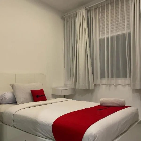 RedDoorz Plus near Parahyangan University, hotel in Bandung