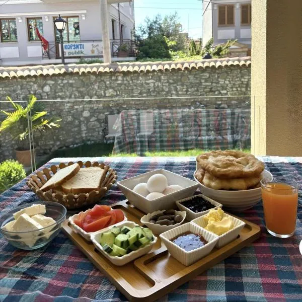 Villa Zoi A Stay to Remember I Located inside the Castle of Elbasan, on a historic Roman road Via Egnatia I Homemade Breakfast, hotel en Elbasan