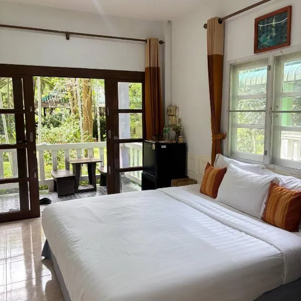 Khaosok gallery & camp, hôtel à Ban Phang Kan Nua