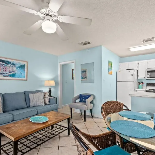 Peaceful Paradise Steps to Beach Pool & Hot Tub, khách sạn ở Destin