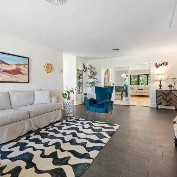 Ben's Bungalow - 8min to Siesta Key - Gigabit Wifi, hotel v destinaci Sarasota