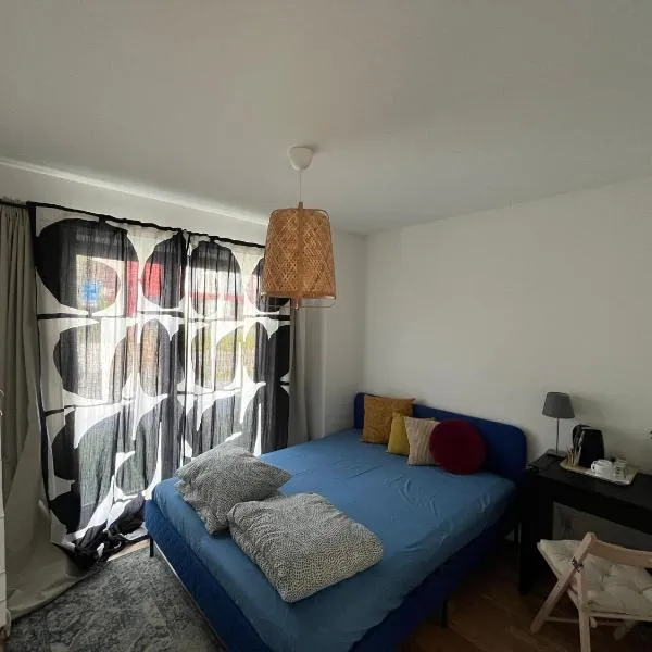 Guest room with private bathroom, Hotel in Åkersberga