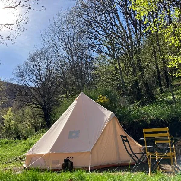 Tente Tipi en pleine forêt, hotel in Burzet