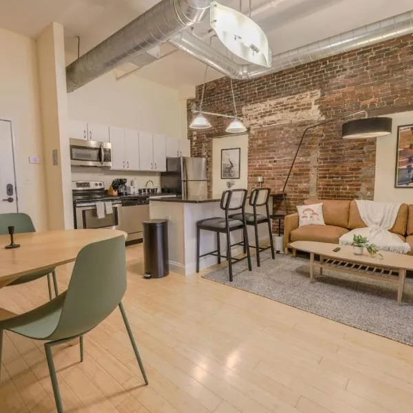 Simple Spacious Apartment, hotel in Boston