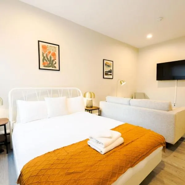 Bold and Spacious Studio Back Bay, hotel in Boston