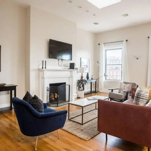 Luxury 4BR 3BA in Fenway w Epic Roof Deck, hotel in Boston