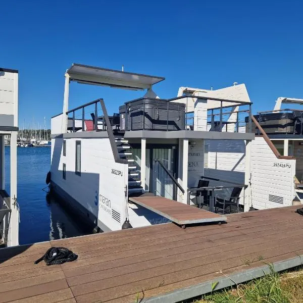 Floating House SENA, hotel v destinaci Pula
