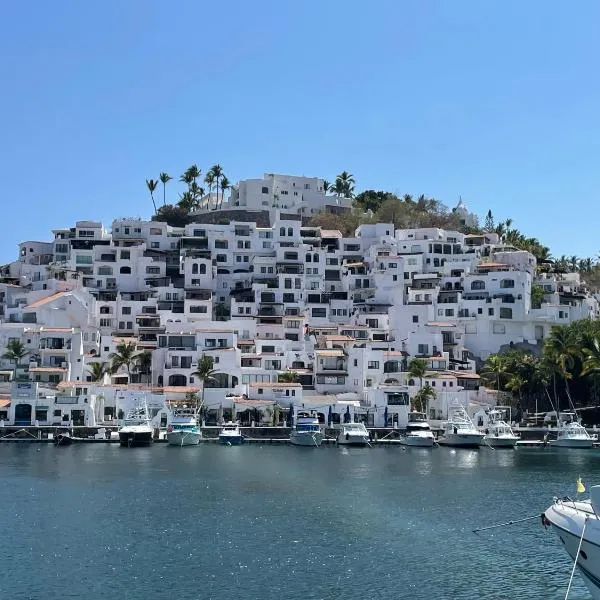 Departamentos Condominio Puerto las Hadas，位于曼萨尼约的酒店