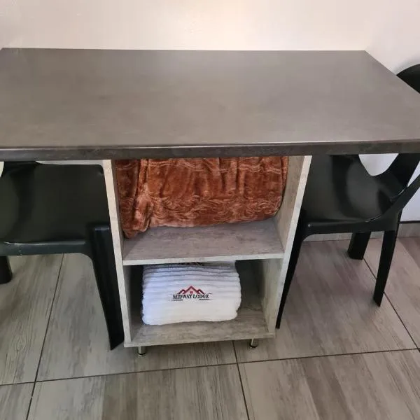 Midway lodge، فندق في Standerton